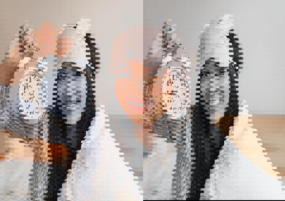 امرأة سعيدة باتباع برنامج نوم صحي