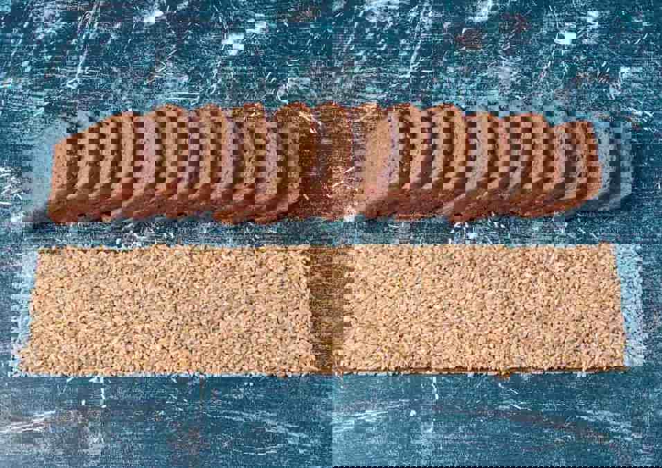 شرائح من الخبز الداكن وترتيب مستطيل من الحبوب، مما يشير إلى بديل خبز بدون كربوهيدرات.