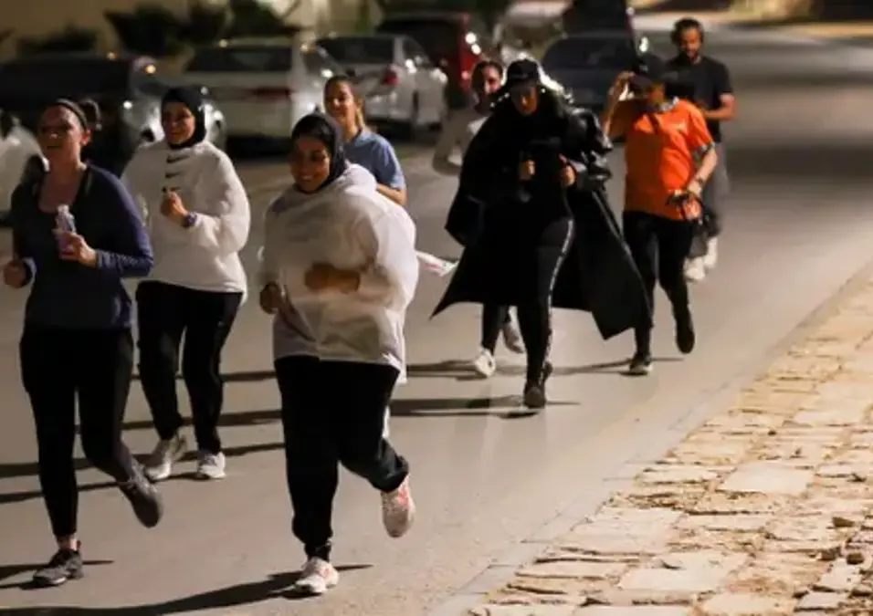 مجموعة من الاشخاص يركضون مسائاً بعد الافطار