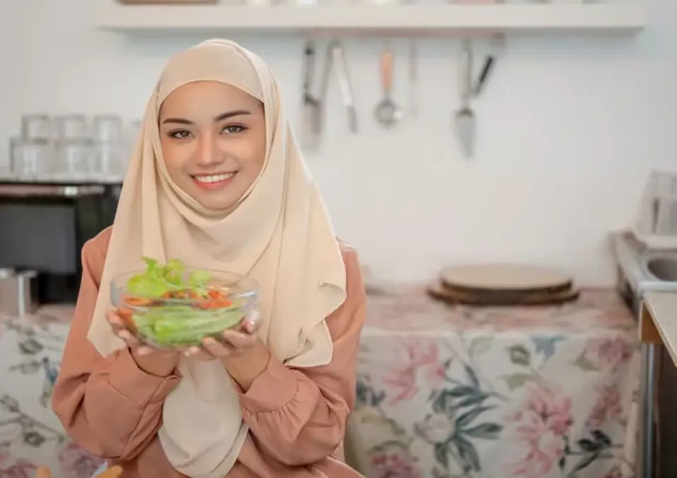 فتاة محجبة تحمل طعام صحي في رمضان