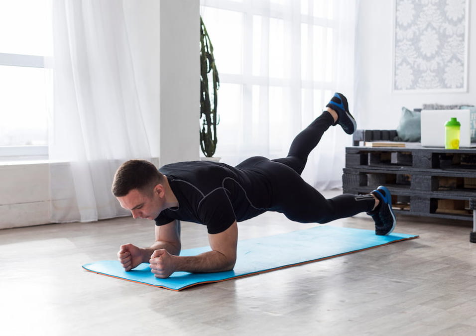 مبتدئ يقوم بتمارين بوزن الجسم.