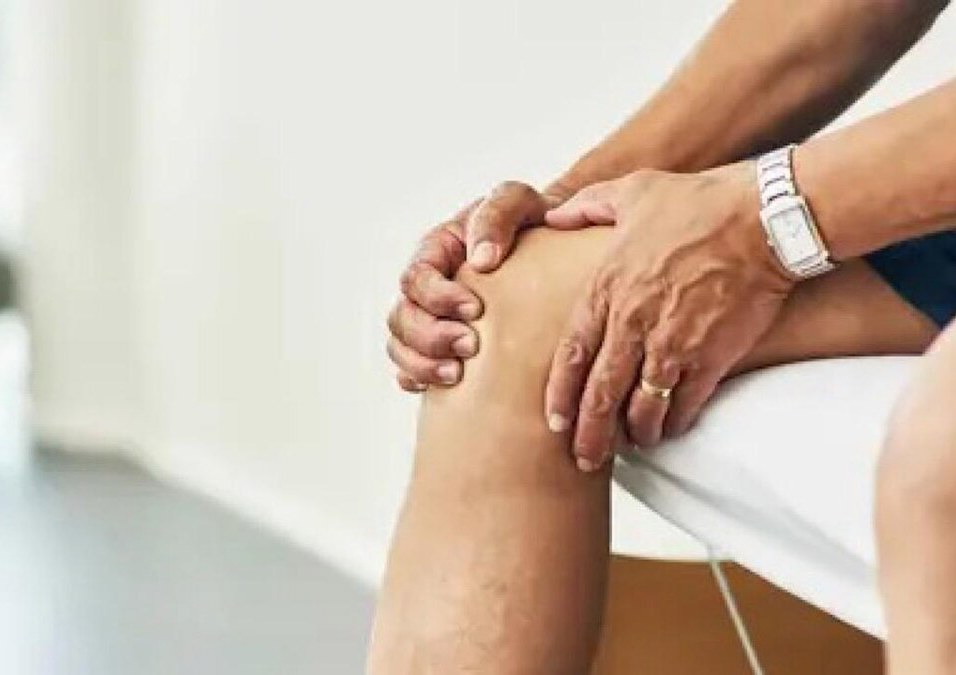 عادات شائعة تؤذي الركبة وكيفية الوقاية منها