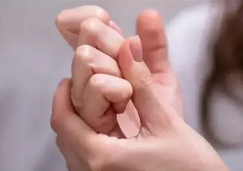 طقطقة الاصابع بين الحقيقة والقلق
