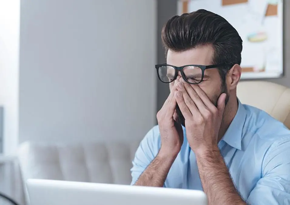 جفاف العين لدى موظفي المكاتب