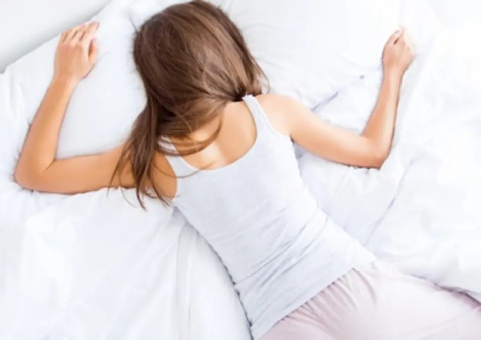 الاستلقاء على البطن حل بسيط لآلام الجلوس الطويل