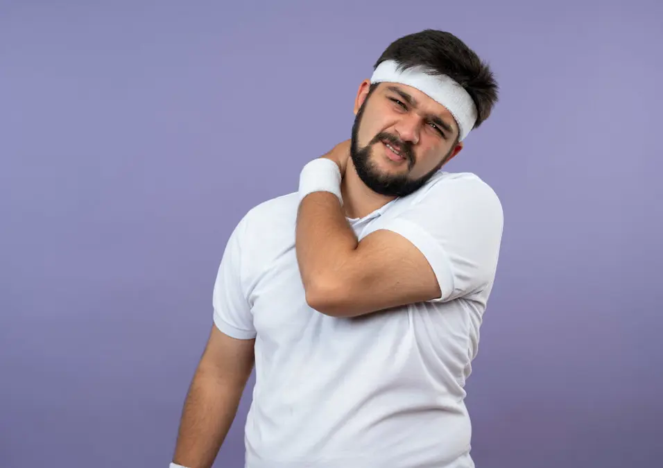 رجل يعاني من تشنجات عضلية