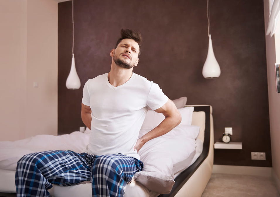 شاب يعاني من التشنجات العضلية اثناء النوم.