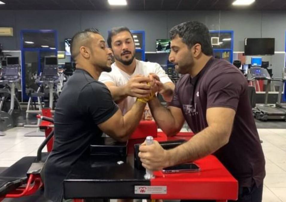 بطولة مصارعة الذراعين في دبي