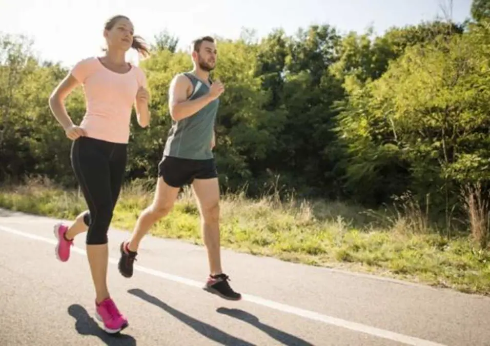 فوائد ممارسة الرياضة في الصيف وإرشادات للسلامة