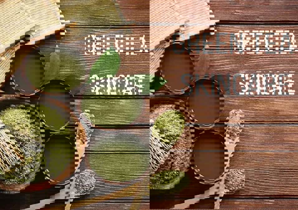 أوعية من الشاي الأخضر الجاهز ومسحوق الماتشا على طاولة خشبية، توحي بفوائد الشاي الأخضر للبشرة، لنضارة وحماية طبيعية.