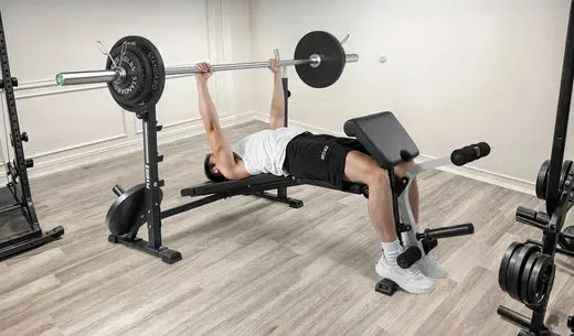 Man Decline Bench Press