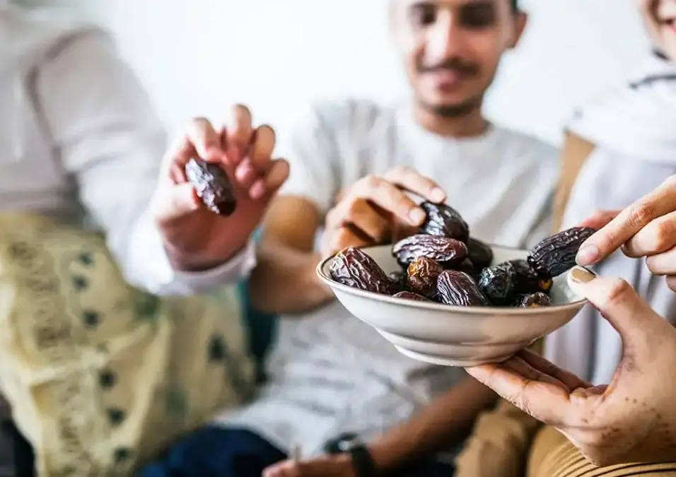 عائلة تتقاسم تمر رمضان عند الافطار
