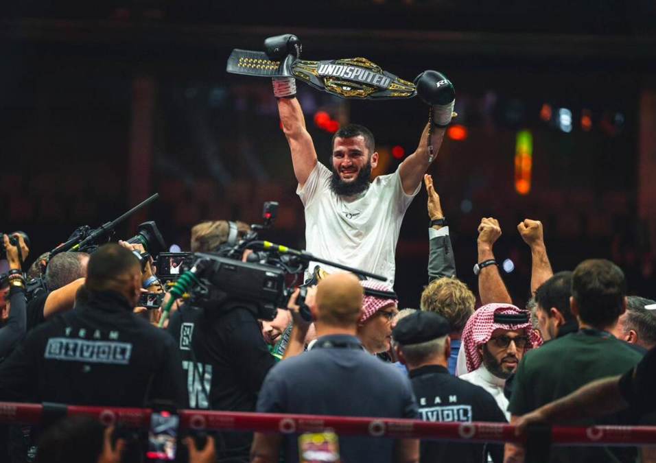 أرتور بيتيربييف يفوز بنزال الملاكمة في موسم الرياض