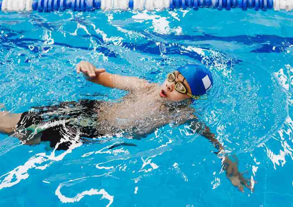 الشارقة مركز رياضي رائد في دعم السباحة وتطوير البنية الرياضية