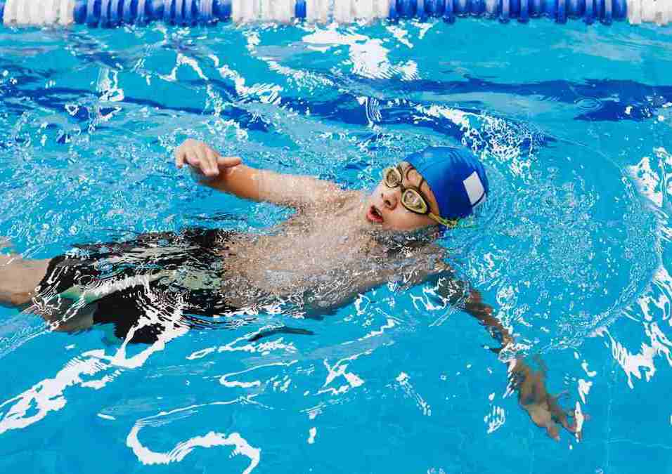 الشارقة مركز رياضي رائد في دعم السباحة وتطوير البنية الرياضية