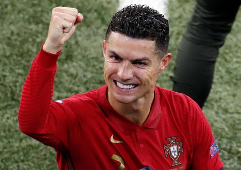 Cristiano Ronaldo playing for portugal team